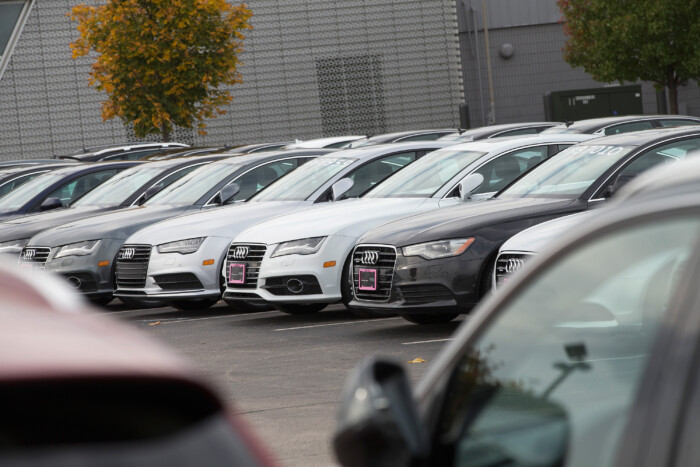 Autókereskedésbe tört be a 12 éves fiú, nem is egybe