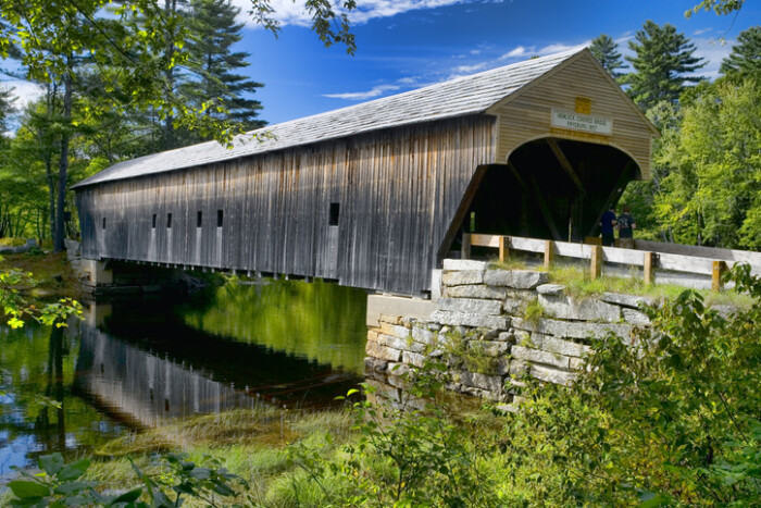 Műemléket tett tönkre a túlterhelt teherautó