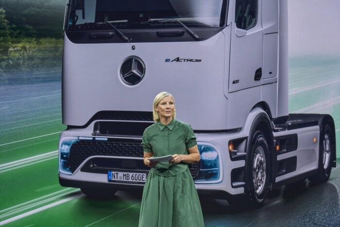 Világpremierrel indította a hetet a Mercedes-Benz 2