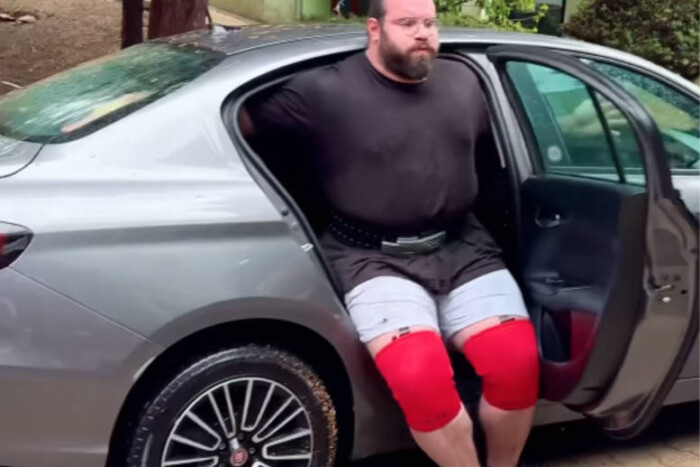 Ennek a török erőembernek nem kell emelő