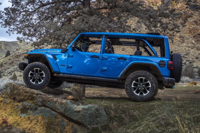 Katonajelmezbe bújik a Jeep