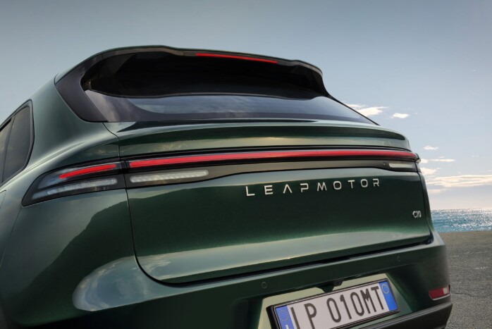 Itt a Peugeot 5008 Kínából adoptált féltestvére 14