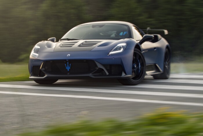 Rendszámot szerelt versenyautójára a Maserati