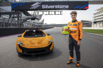 Legóautóval csapatott a Forma-1-es sztárpilóta