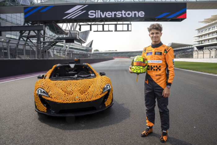 Legóautóval csapatott a Forma-1-es sztárpilóta