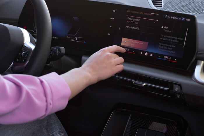 A németeknél már autóval fizetnek az üzemanyagért