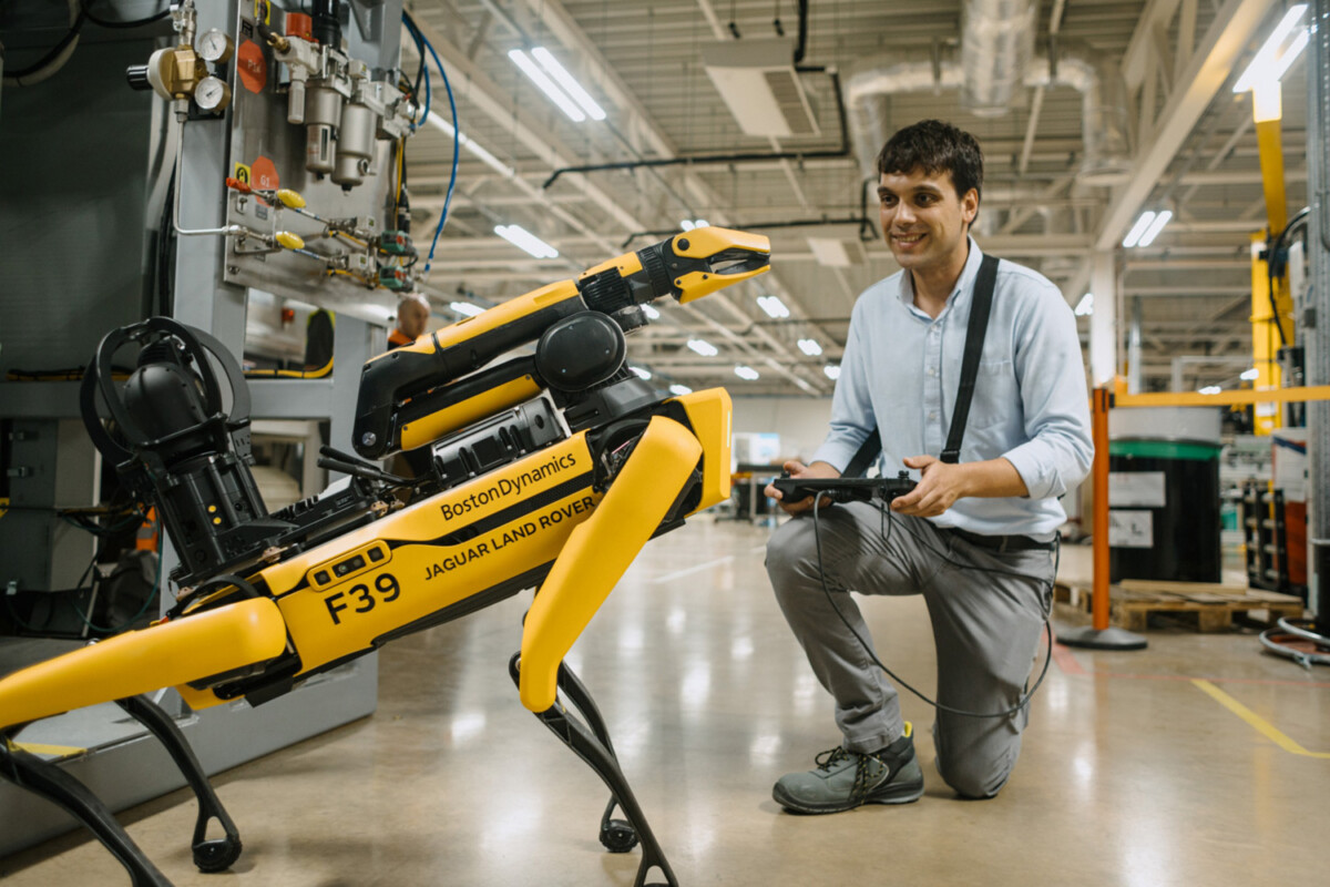 Robotkutyával őriztetik az akkumulátorgyárat - Vezess