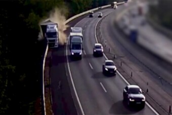 Nézni is iszonyat, ahogy egy kamion ledarálta a korlátot az M3-ason