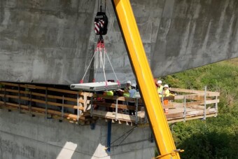 Így emelik meg az ország leghosszabb hídját