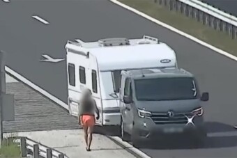 Lakókocsival tolattak egy magyar autópályán