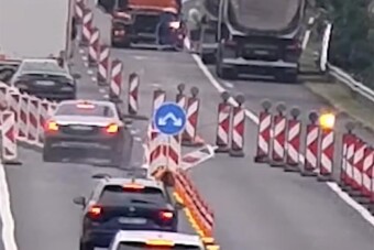 Úgy szétcsapta a terelést a maybachos az M7-esen, mint elefánt a porcelánboltot