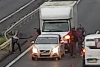 Félelmetes, mit művelt egy terepjárós csoport az M7-terelésben 1