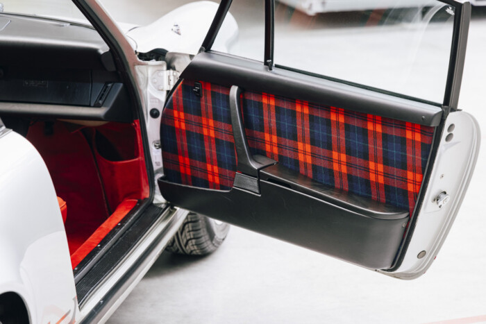 Ezért skótkockás a Porschék beltere