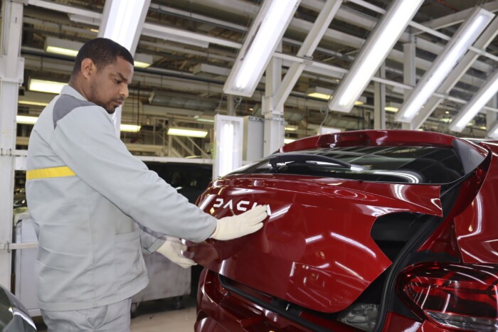 Jutalmat ígér felmondásért cserébe a Dacia 4 | Vezess Jutalmat ígér felmondásért cserébe a Dacia 4