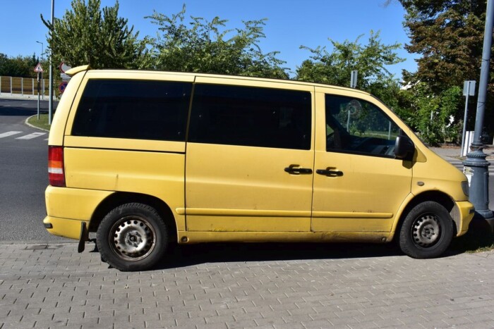 Elaludt a lopott autóban a 16 éves fiú, a rendőrök keltették