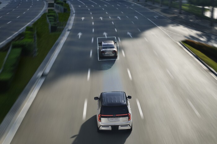 Hadat üzen a belső sávban vánszorgóknak a Nissan