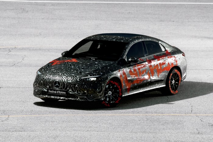 Álcázva mutatták meg az új kecskeméti Mercedest 4