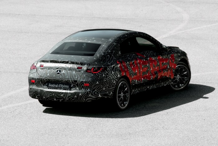 Álcázva mutatták meg az új kecskeméti Mercedest 5