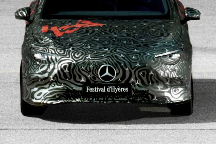 Álcázva mutatták meg az új kecskeméti Mercedest