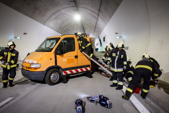 Tűzoltók lepték el az M85-ös alagútját 2