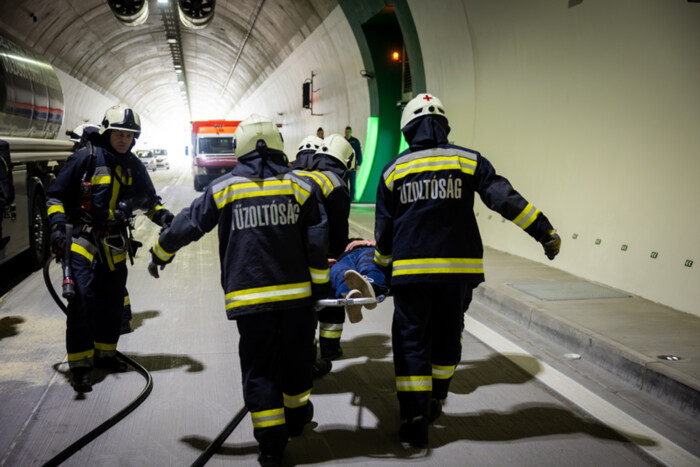 Tűzoltók lepték el az M85-ös alagútját