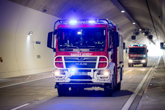 Tűzoltók lepték el az M85-ös alagútját 1