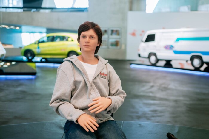 Nyolc nyelven cseveg a Mercedes-múzeum robotja 2