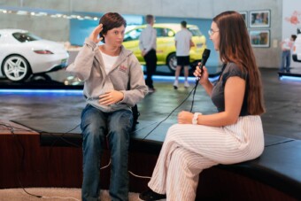 Nyolc nyelven cseveg a Mercedes-múzeum robotja