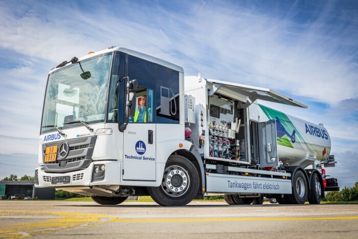 Helikopterek között manőverezik ez a teherautó