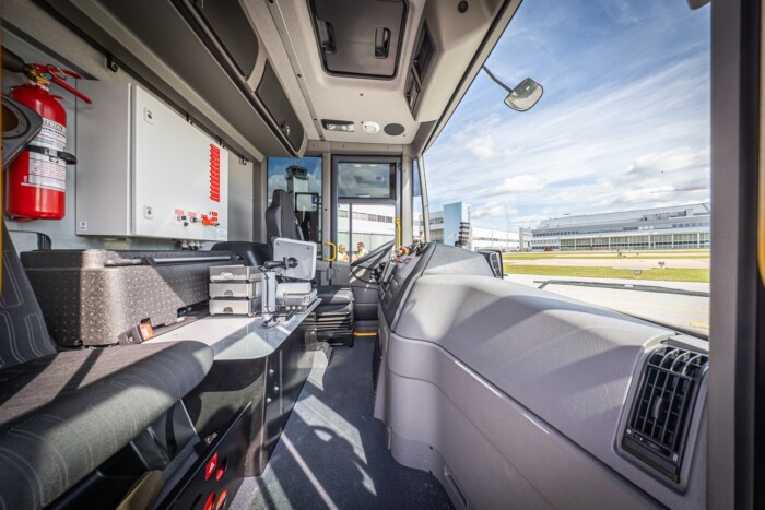 Helikopterek között manőverezik ez a teherautó 1