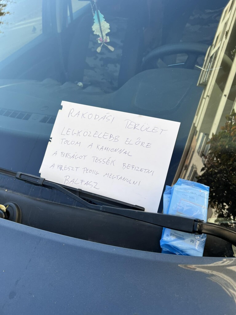 Kamionos jelezte „finom” cetlivel a szabálytalan parkolást 1 | Vezess Kamionos jelezte „finom” cetlivel a szabálytalan parkolást 1