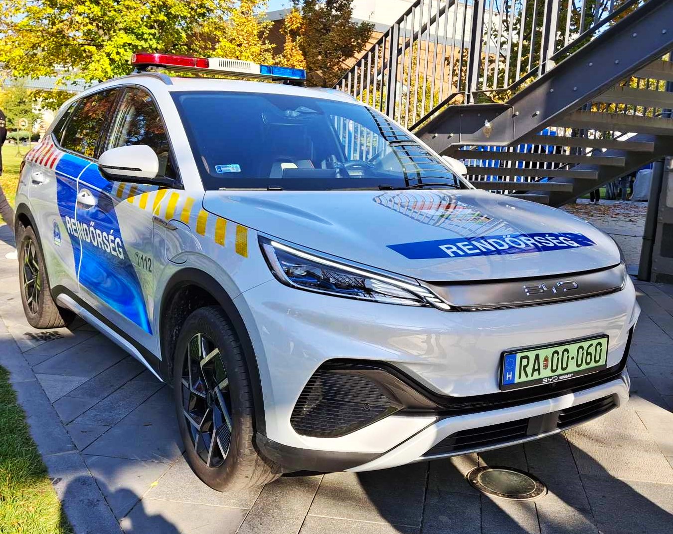 Kínai rendőrautó állt szolgálatba Budapesten, itt vannak a fotók 3