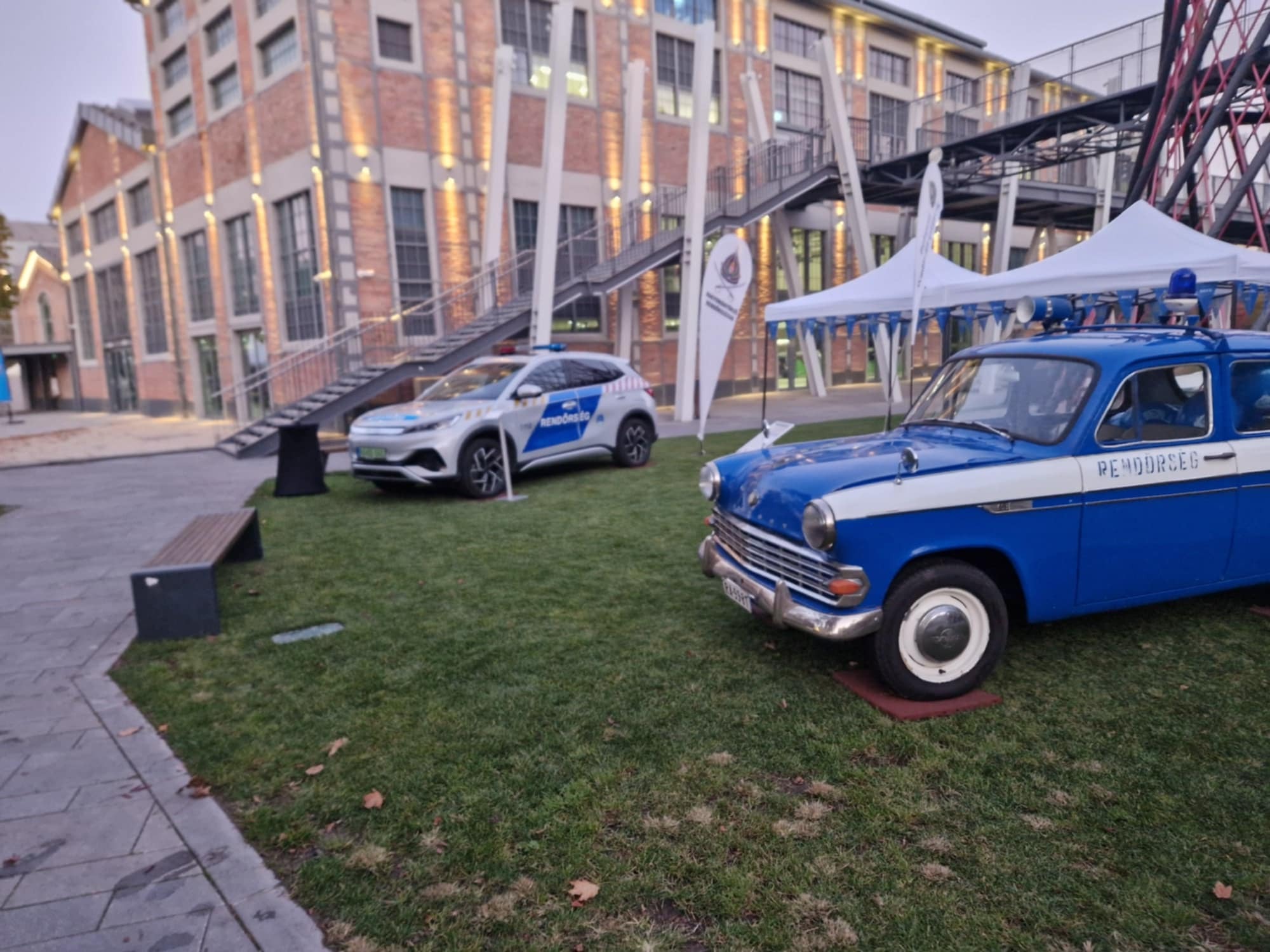 Kínai rendőrautó állt szolgálatba Budapesten, itt vannak a fotók 2