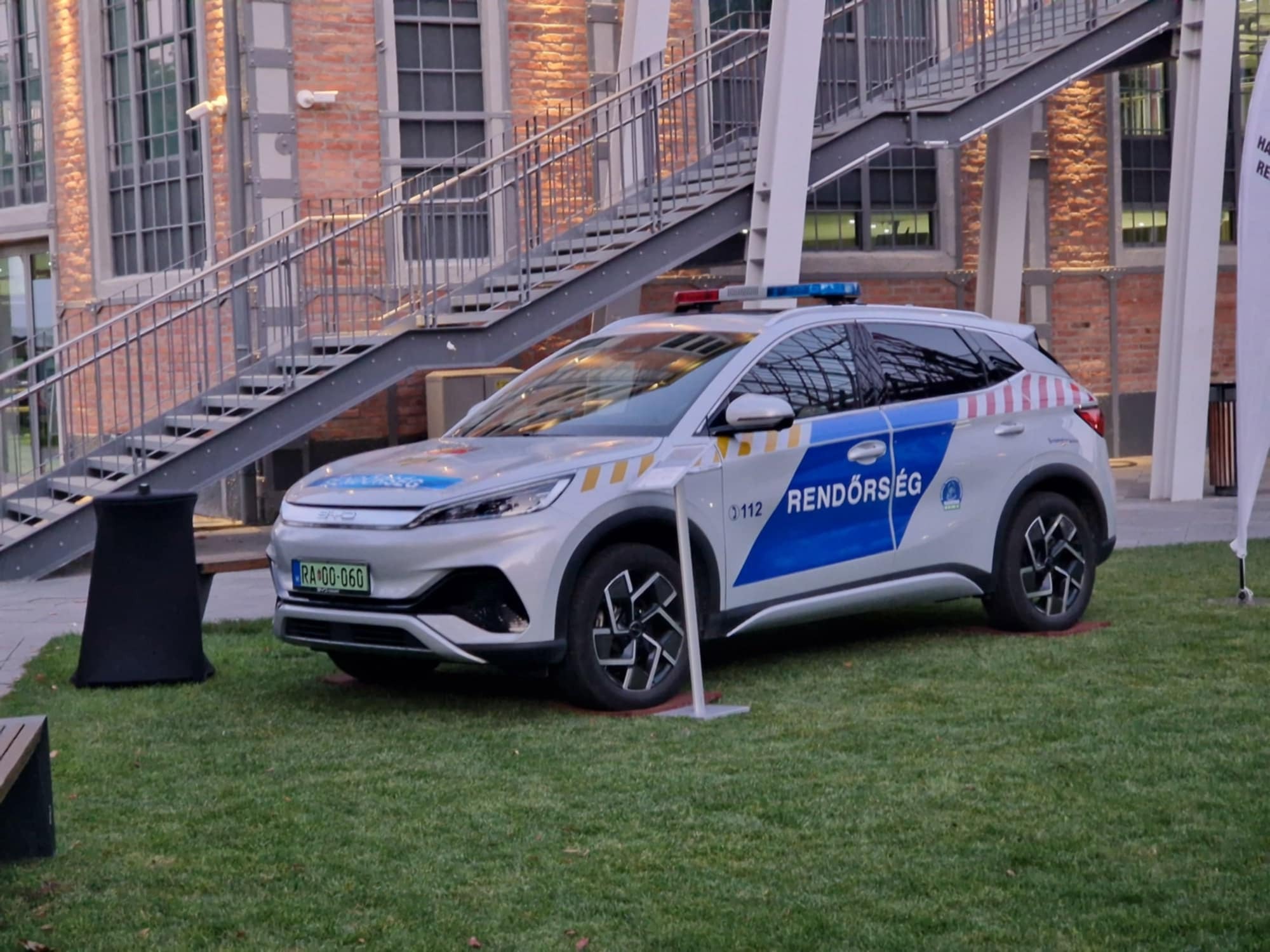 Kínai rendőrautó állt szolgálatba Budapesten, itt vannak a fotók 1