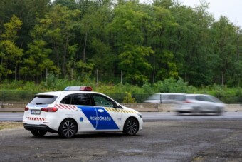 Kétezer mobilozó sofőrt fogtak a hazai razzián