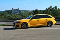 300-zal döngető sárga villanás – Audi RS 4 25 Years 37