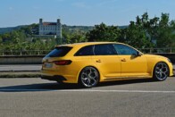 300-zal döngető sárga villanás – Audi RS 4 25 Years 35