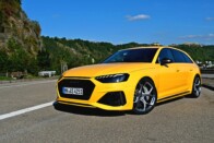 300-zal döngető sárga villanás – Audi RS 4 25 Years 33