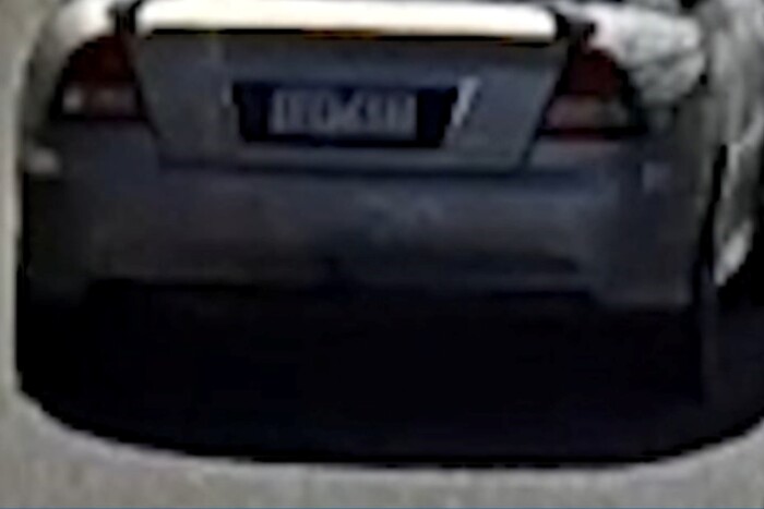 Az út közepén hagyta a lopott autót, angolosan távozott