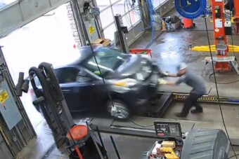 Kollégája gázolta el az autószerelőt a műhelyben