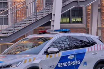 Kínai rendőrautó állt szolgálatba Budapesten, itt vannak a fotók