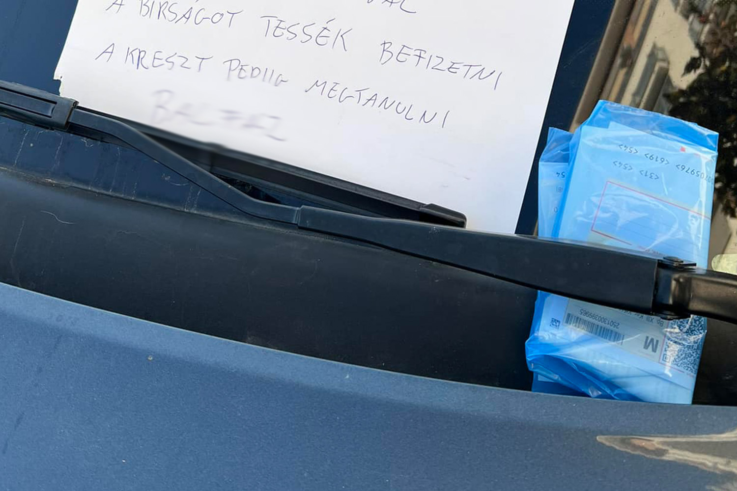 Kamionos jelezte „finom” cetlivel a szabálytalan parkolást