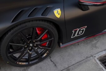 300 milliós utcai Ferrarit újított be Leclerc