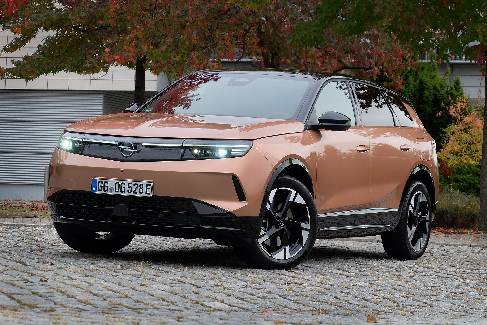 Átlátszó plexiorral érkezik a legnagyobb Opel