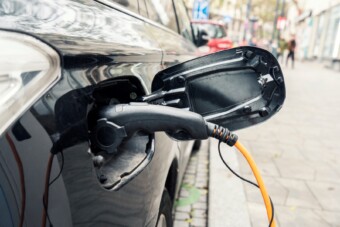 Még egy hónapig adnak ingyenpénzt villanyautóra