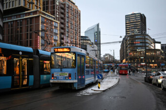 Benézett egy villamos az Apple egyik üzletébe