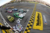 Ötmillió sörrel lóg a riválisának a NASCAR-pilóta 8