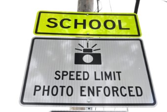 A forgalom nem lassult, de milliárdokat termelt az iskolánál felállított traffipax