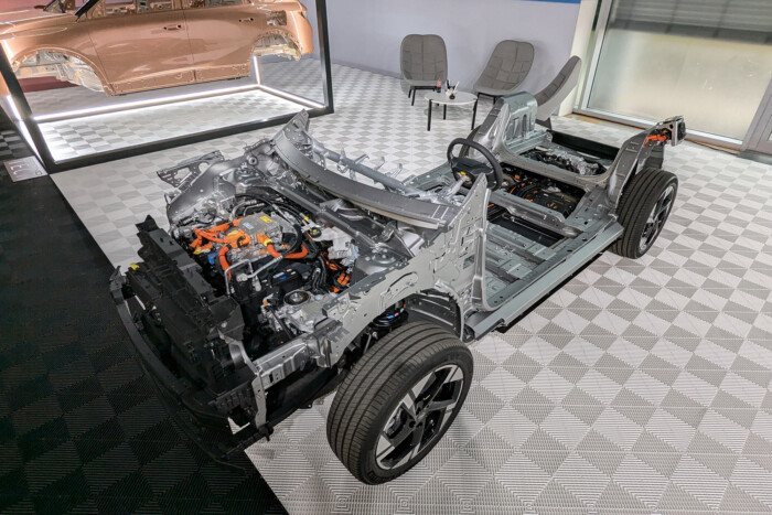 Átlátszó plexiorral érkezik a legnagyobb Opel 14