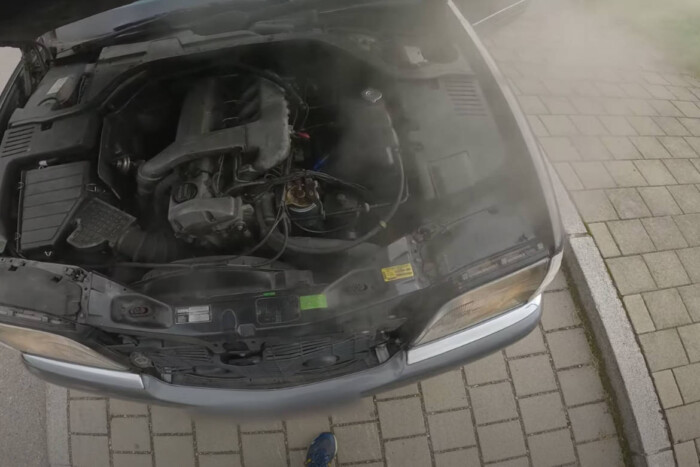 Nem bírta az öreg Mercedes a padlógázas kínzást